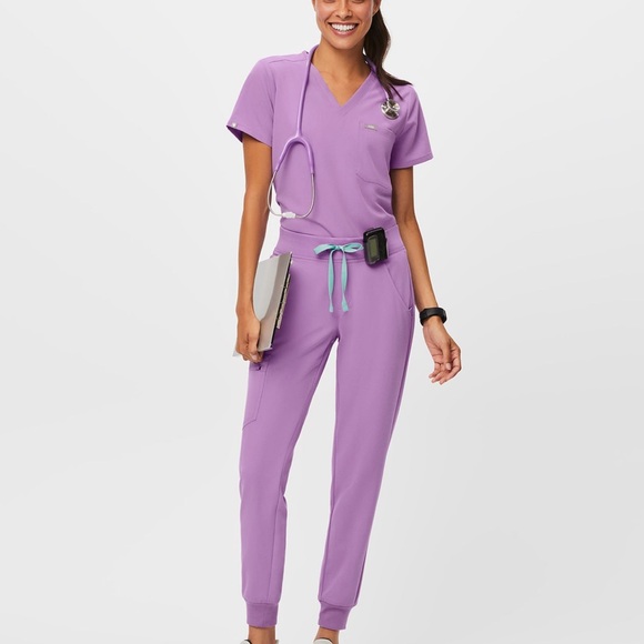 Figs Women's Lavender Jogger Scrub Pants and Top - Picture 1 of 6